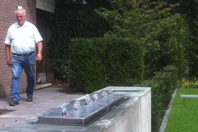 monteren rvs water element in Tilburg door a van spelde hovenier